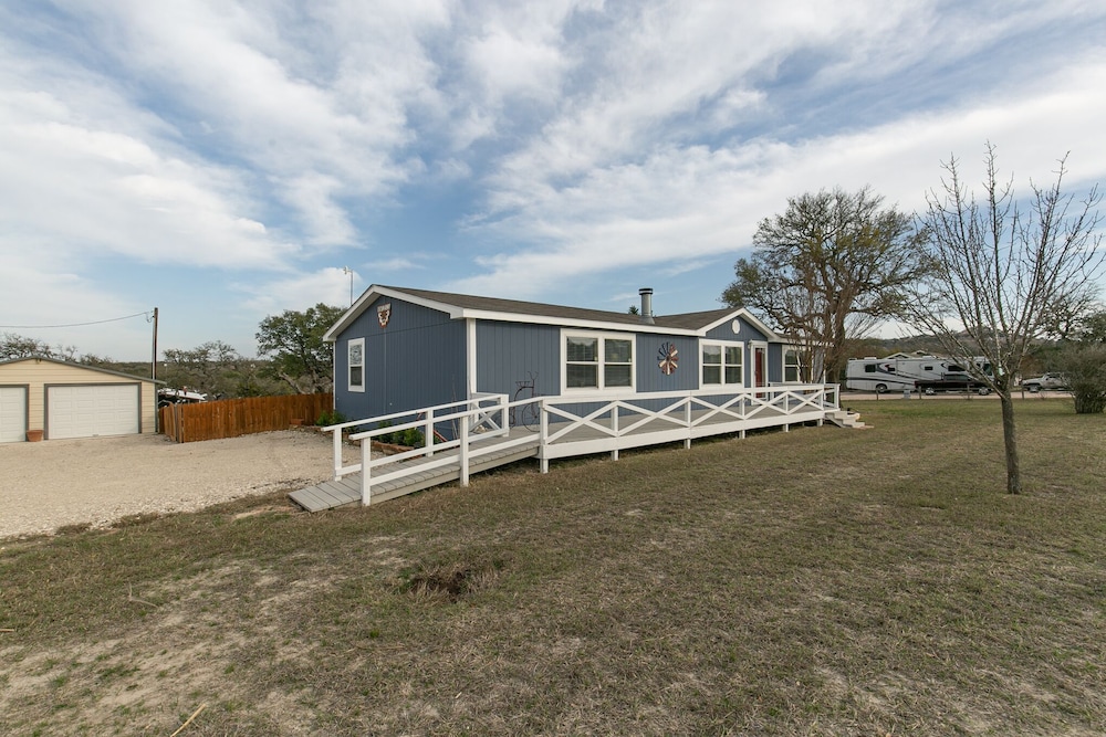 Hill Country Escape Lrg Patio Minutes To Wineries in Fredericksburg, United States