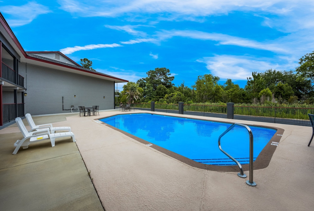 Red Roof Inn & Suites Thomasville - photo 25
