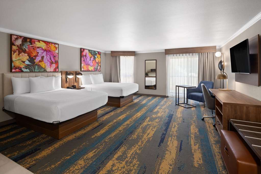 La Quinta Inn & Suites by Wyndham Yakima Downtown - photo 34