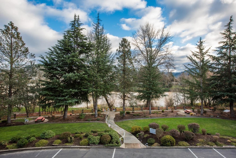 Riverfront Inn Roseburg - photo 49