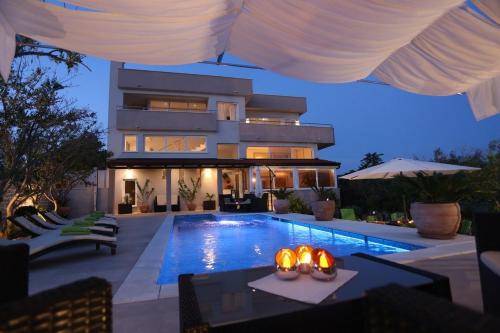 Pool Apartments Diana — 4-Star Luxury Hotel in Okrug Gornji, Croatia