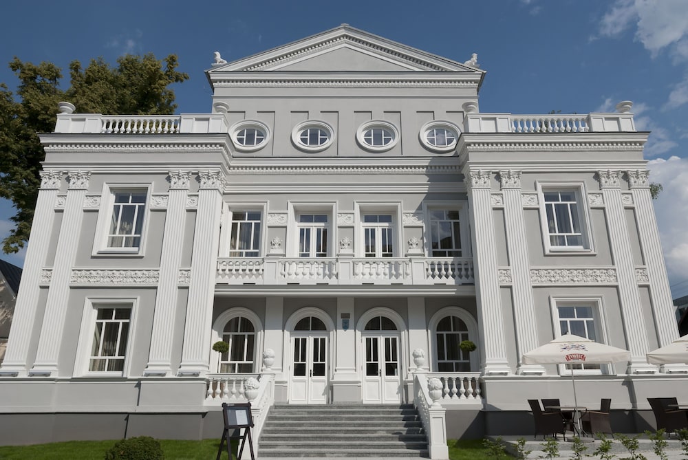 Hotel Willa Hueta — 4-Star Luxury Hotel in Kielce, Poland