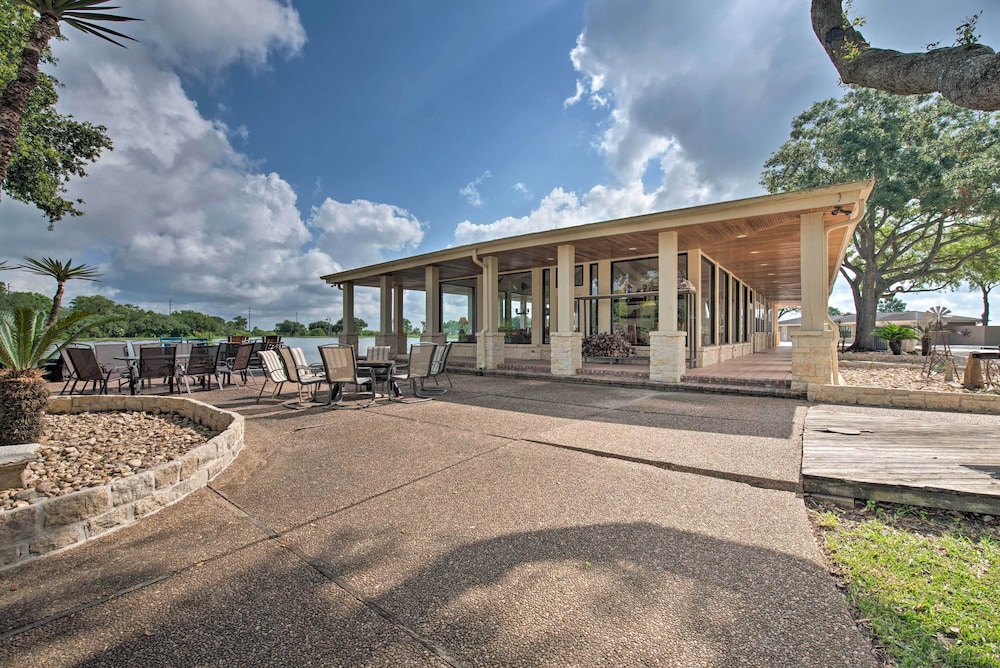 Lakefront Wallis Ranch with Private Beach and Patio — 4-Star Luxury Hotel in Wallis, United States