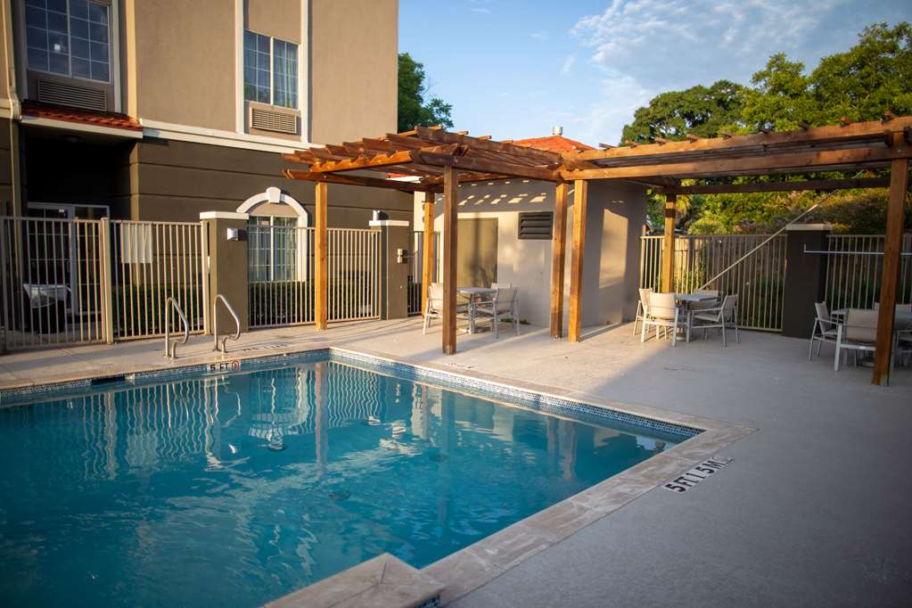 La Quinta Inn & Suites by Wyndham Houston East at Normandy - photo 11