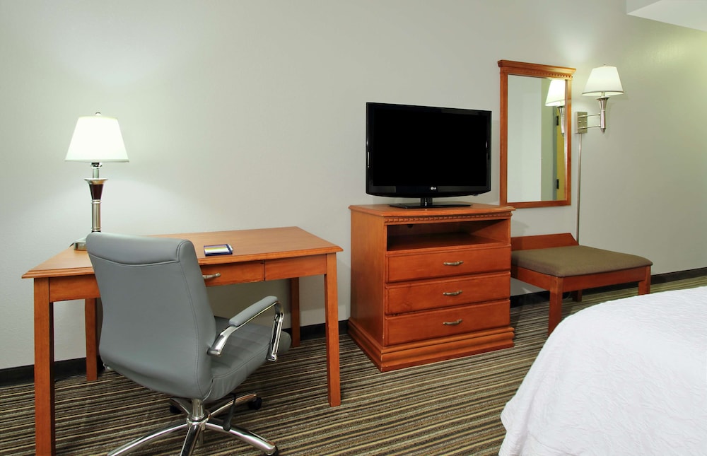 Hampton Inn Ashtabula - photo 13