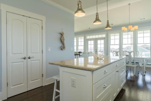 Kiki Hut by Oak Island Accommodations - photo 48