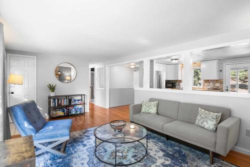 Peaceful 4 bed getaway across from Clam Lake — hotel in Bellaire