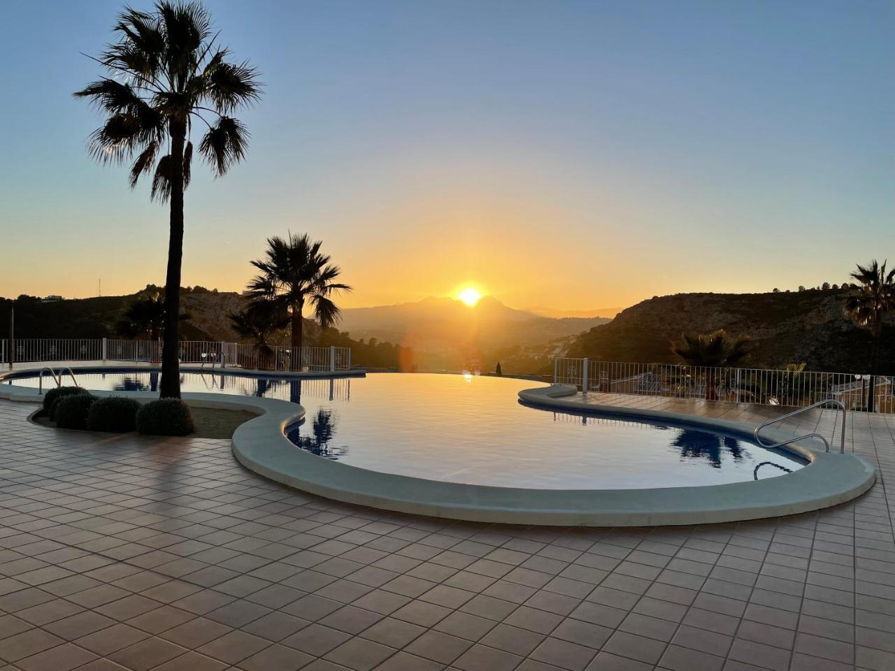 Tranquility Sun Breathtaking Views & 7 Minutes Drive To Sea — hotel in Benitachell
