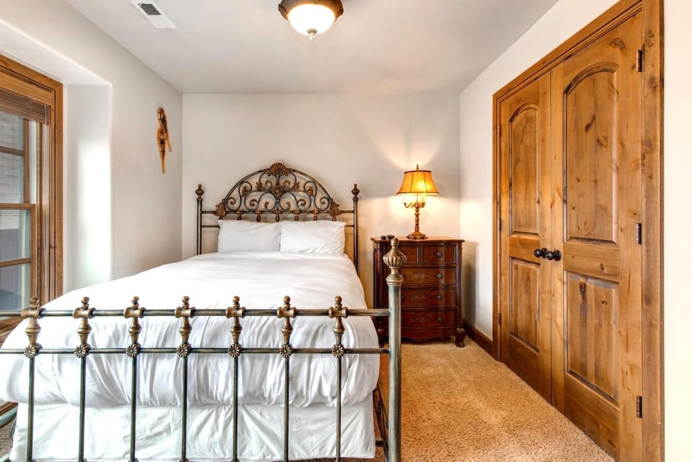 KBM Resorts Walk to Lifts and Main St Rent 1416 and 1418 Townhomes together Pri Hot tub PPS 1418 - photo 20