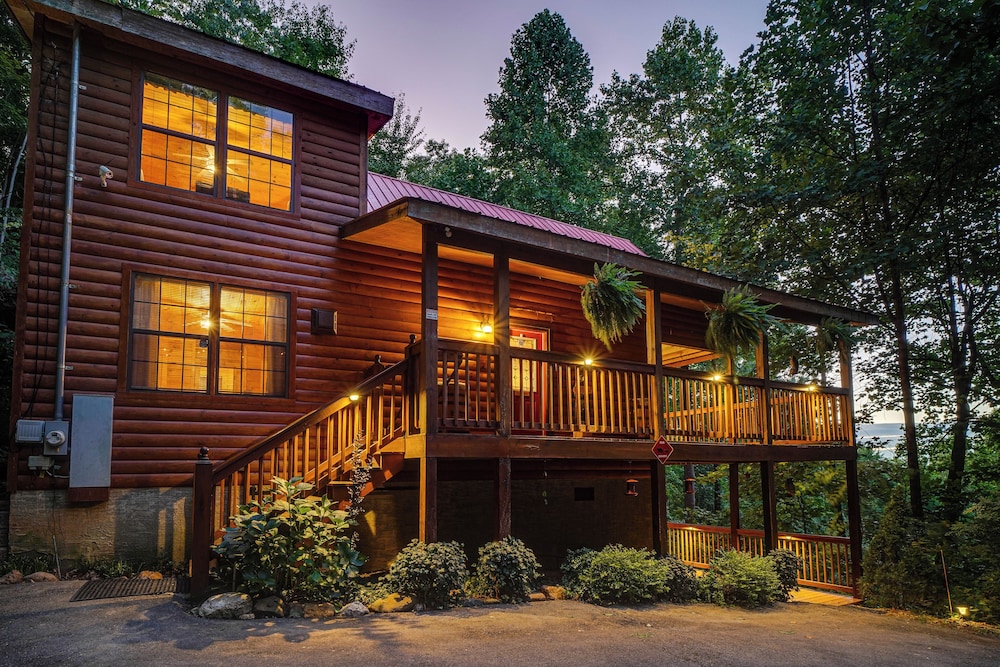 Bear Mountain Chalet in Sevierville with Hot Tub — 4-Star Luxury Hotel in Sevierville, United States