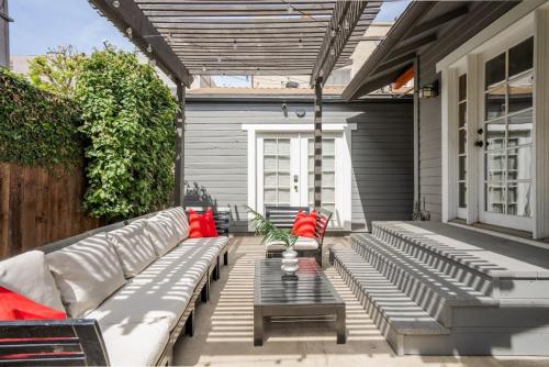 HGTV Featured Modern Craftsman Mins2Beach GameRm in Long Beach, United States