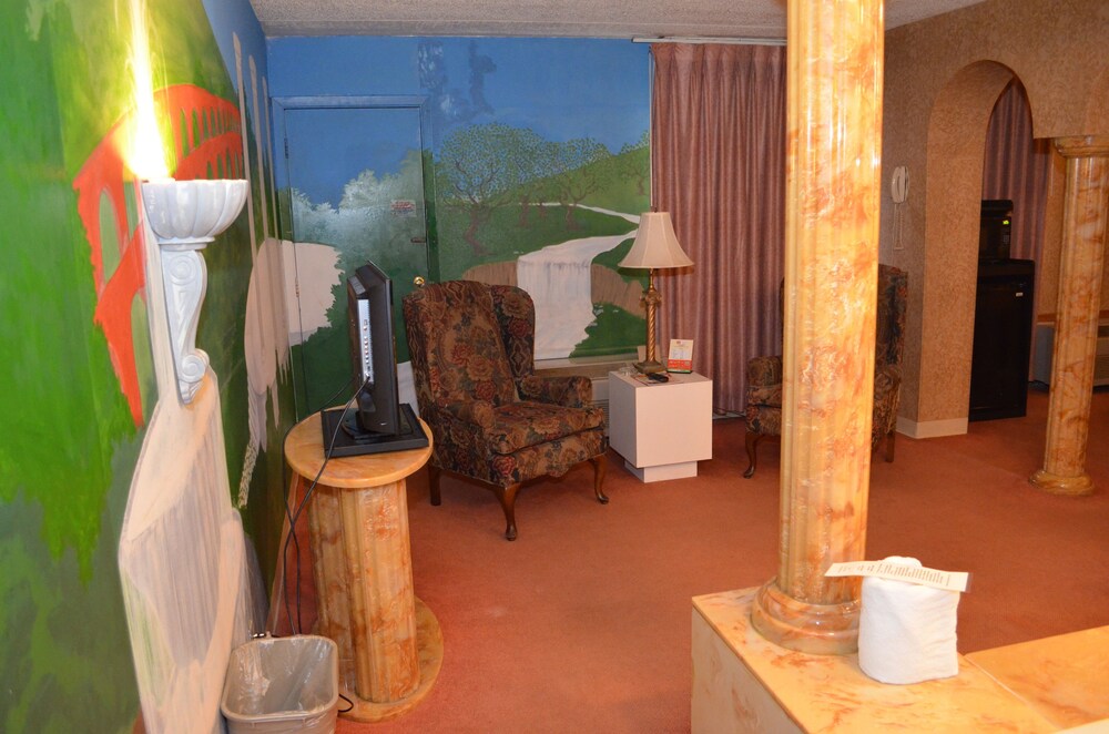 Red Carpet Inn And Fantasuite Hotel - photo 28