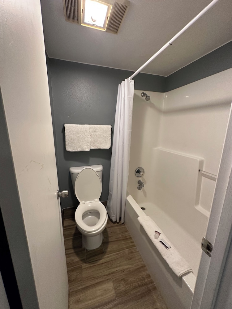 HillView Inn - photo 17
