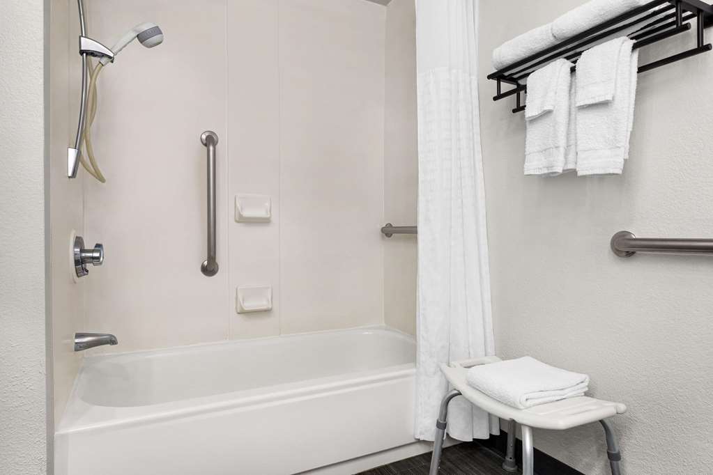 La Quinta Inn & Suites by Wyndham Cleveland Airport West - photo 27