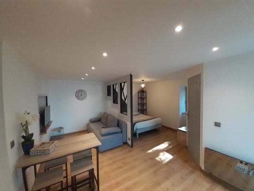Studio Le Menascle — hotel in Saint-Georges-De-Luzencon