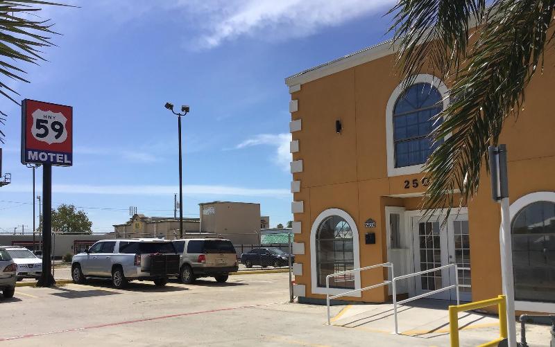 Hwy 59 Motel Laredo Medical Center - photo 2