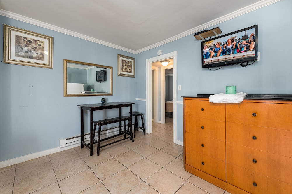 Boardwalk Hotel Charlee & Beach House Rentals - photo 36