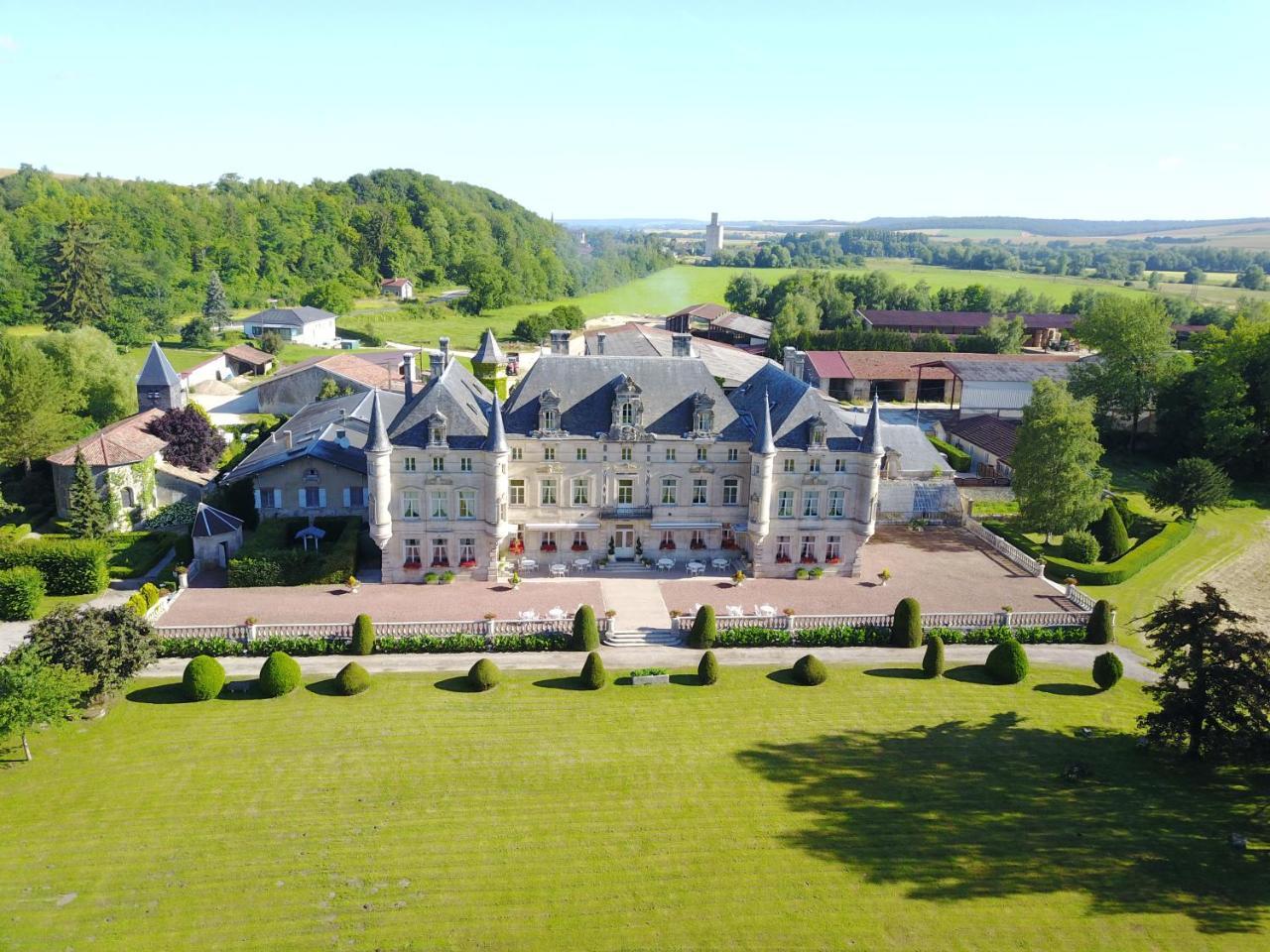 Château des Monthairons Hôtel Restaurant GastroMaison Spa privatif — 4-Star Luxury Hotel in Verdun, France