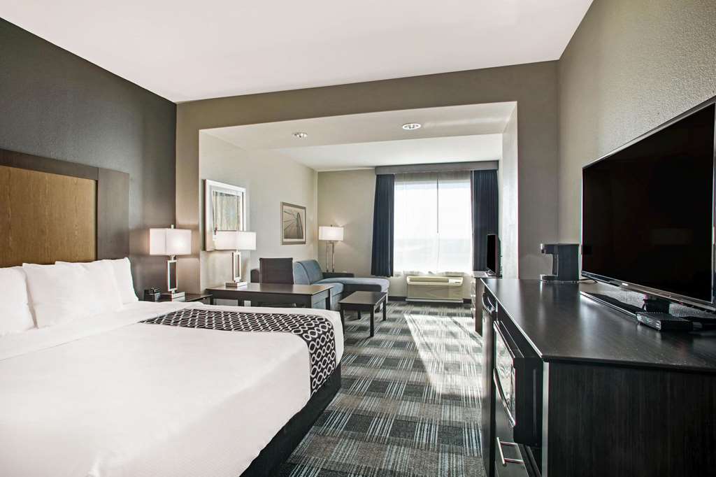 La Quinta Inn & Suites by Wyndham Victoria South - photo 31