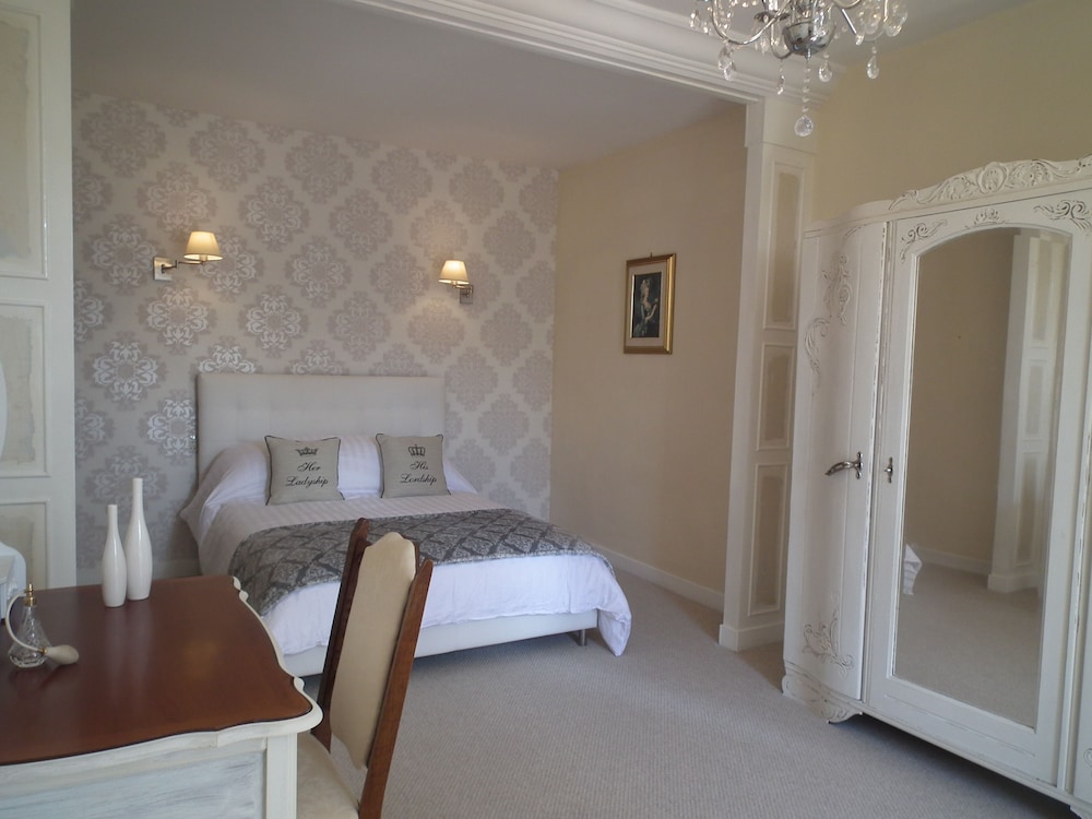 No 6 Bed & Breakfast — 4-Star Luxury Hotel in Landivy, France