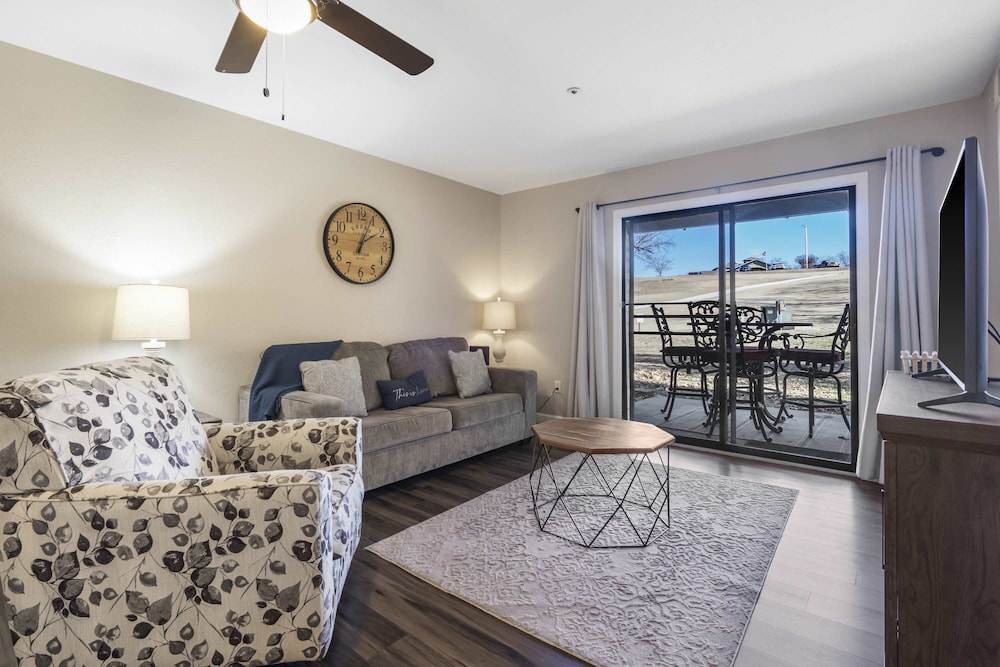 Fairway View Duo Stay for 12 — 4-Star Luxury Hotel in Branson, United States