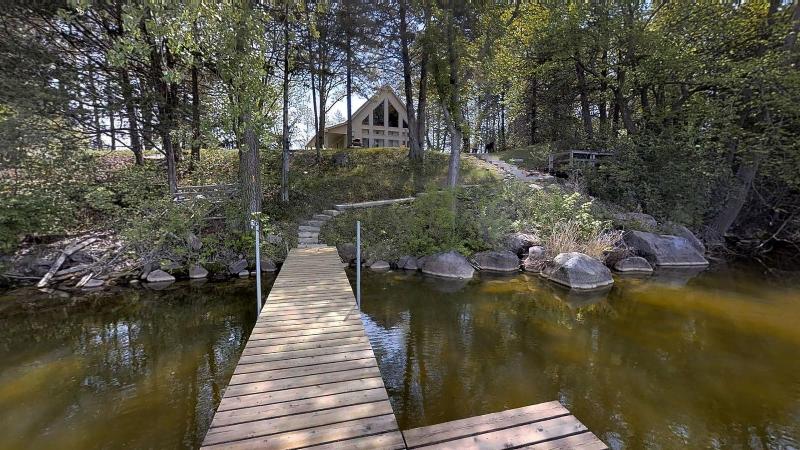 Lakefront Hideaway - carbon neutral hotel in Litchfield