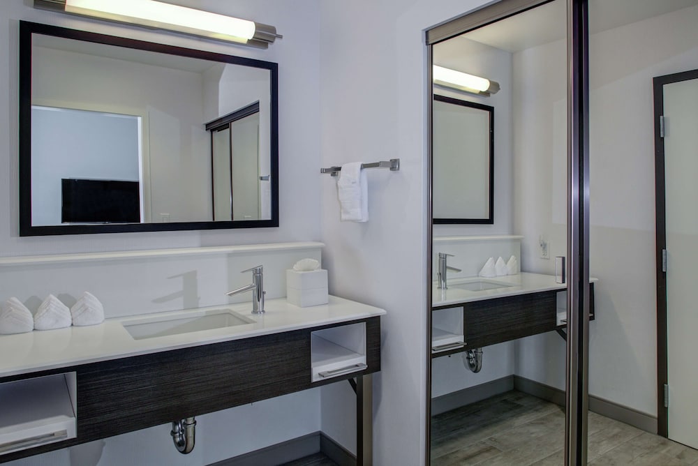 Hampton Inn & Suites Irvine Orange County Airport - photo 18