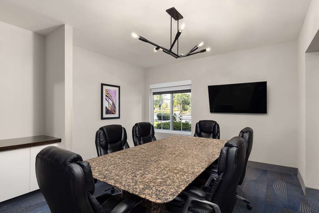 La Quinta Inn & Suites by Wyndham Santa Clarita Valencia - photo 30