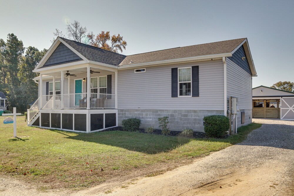 Beach Bay Pony Place w Ponies: 1 Mi to Water in Chincoteague, United States