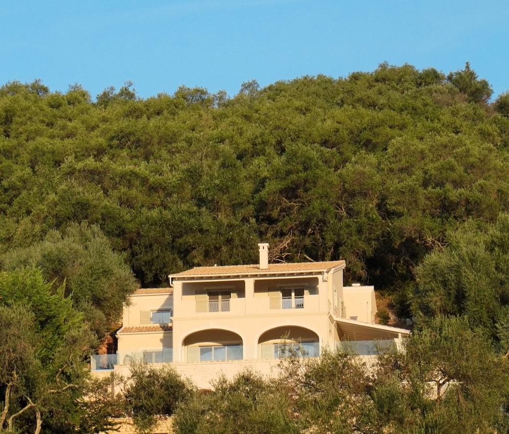 Villa Christianna — 4-Star Luxury Hotel in Agios Stefanos, Greece
