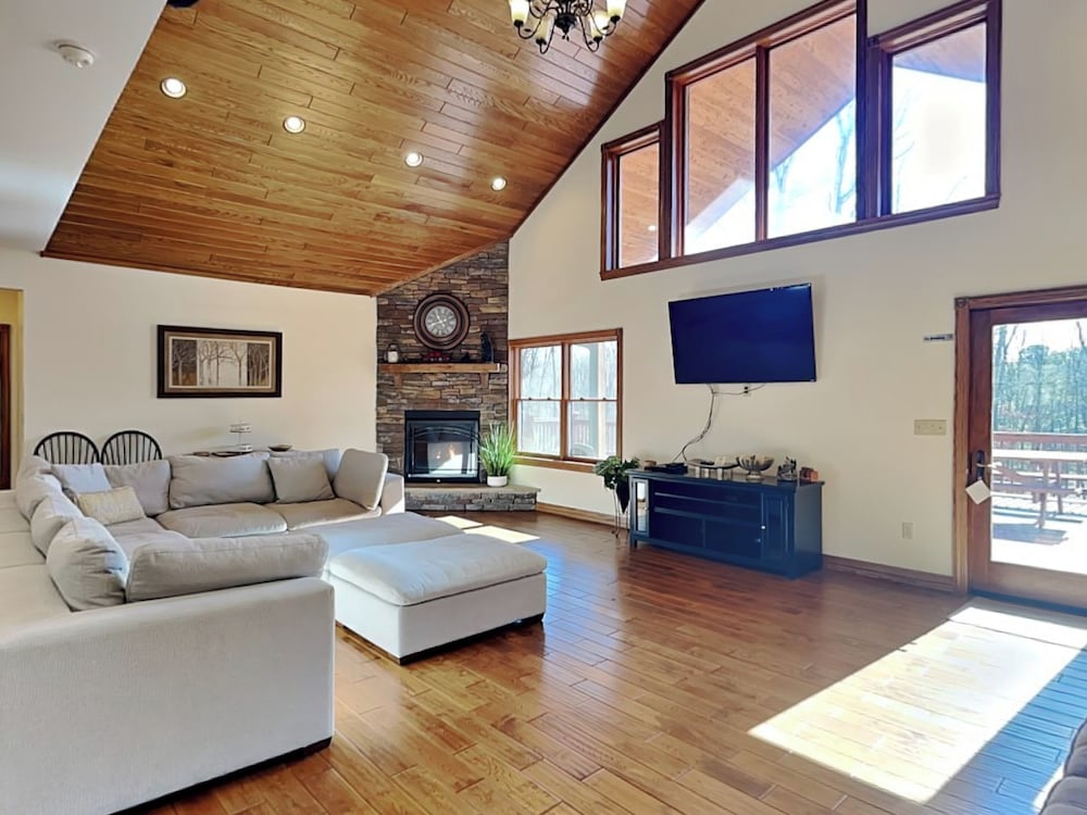 Bear Foot Cove in Oakland, United States