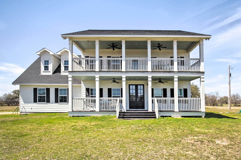 Spacious Texas Getaway with Fire Pit and Pond — hotel in Yorktown