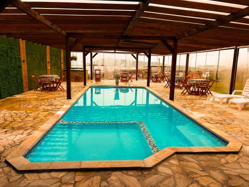 Chalé com Piscina Aquecida Vista Panorâmica da Praia a 200m do Mar Sala de Jogos Academia e Churrasqueira in Imbituba, Brasil