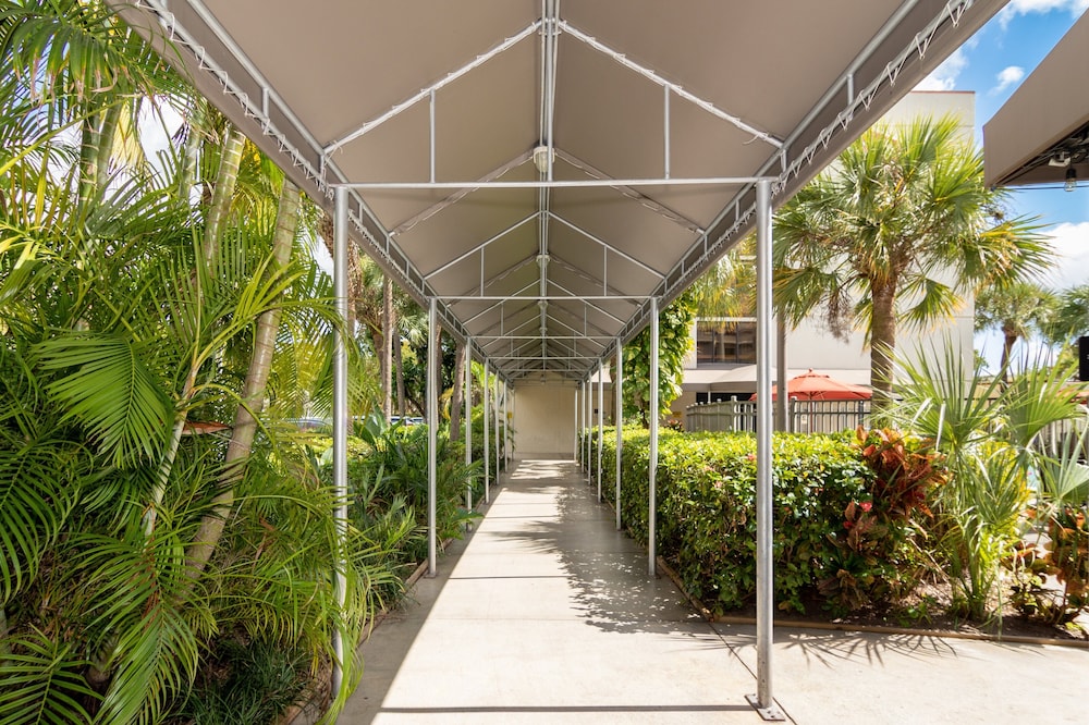 Red Roof Inn PLUS Miami Airport - photo 24