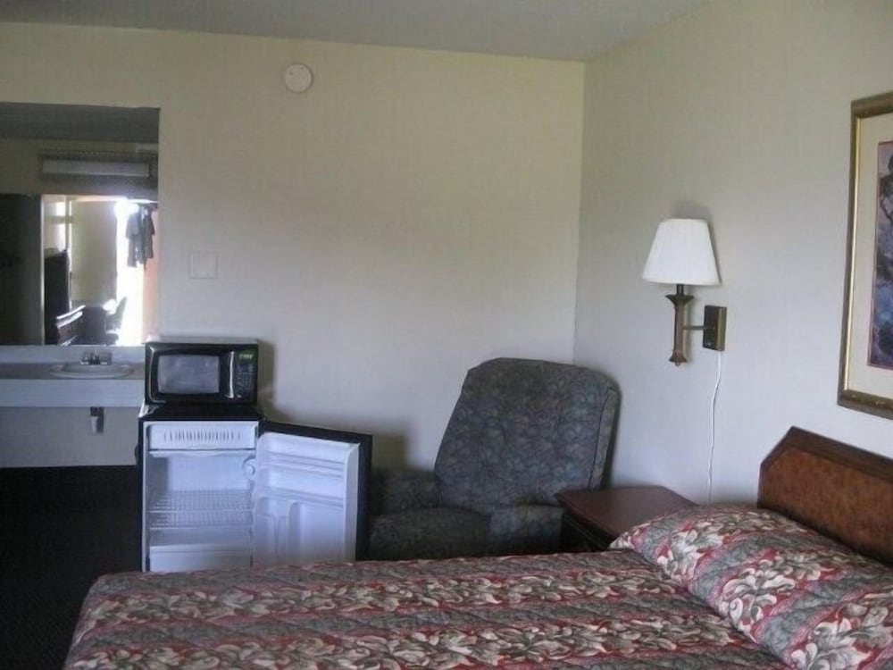 Red Carpet Inn Terre Haute - photo 3