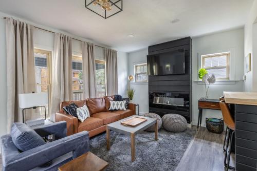 The Akron Retreat: Modern 3 Bedroom Oasis — 4-Star Luxury Hotel in Akron, United States