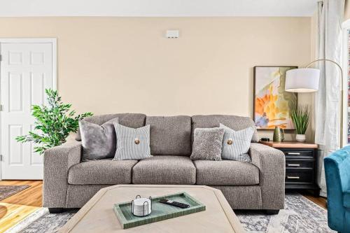 New Cozy Lower Flat in Roseville — 4-Star Luxury Hotel in Roseville, United States