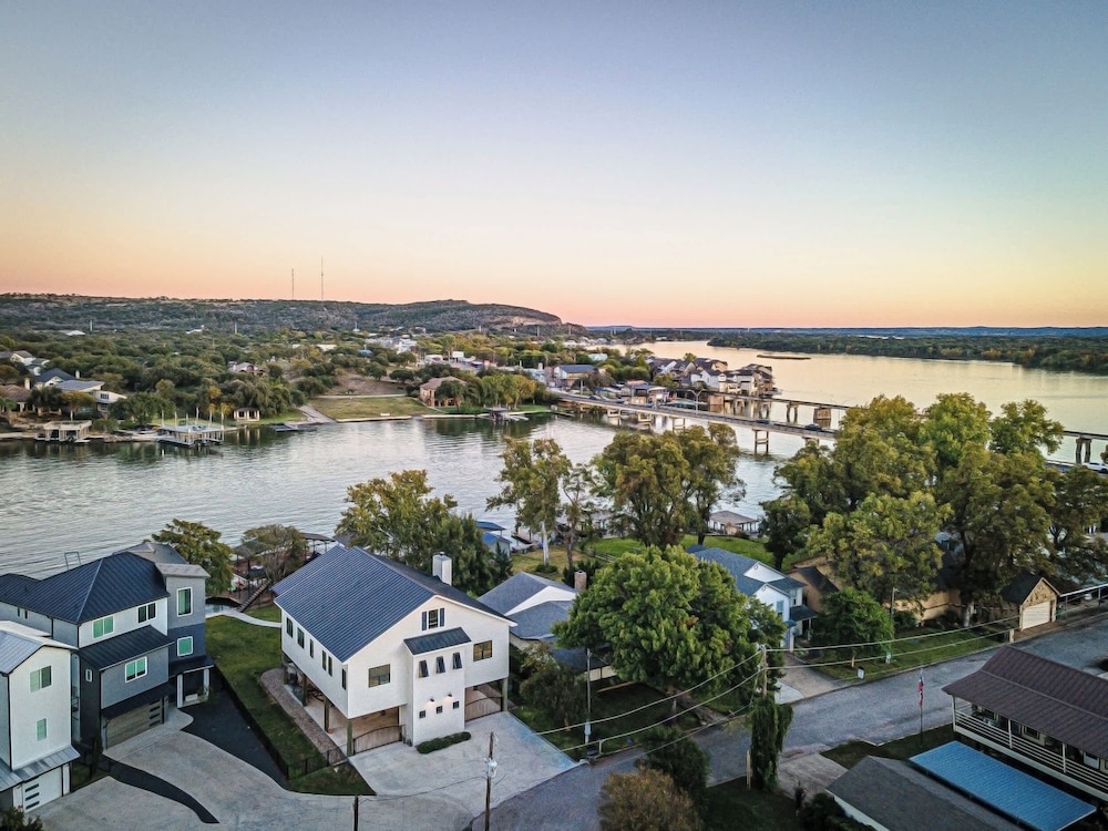 Immaculate Waterfront Home for 16 w Private Dock — 4-Star Luxury Hotel in Kingsland, United States