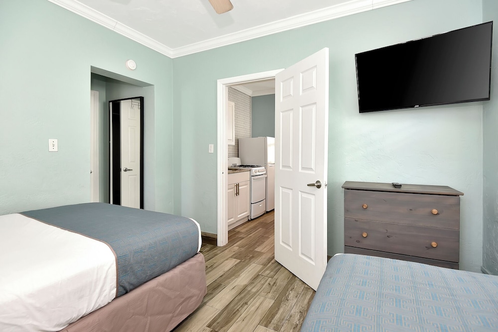 Shoreline Suites & Cabana Cottages - photo 40