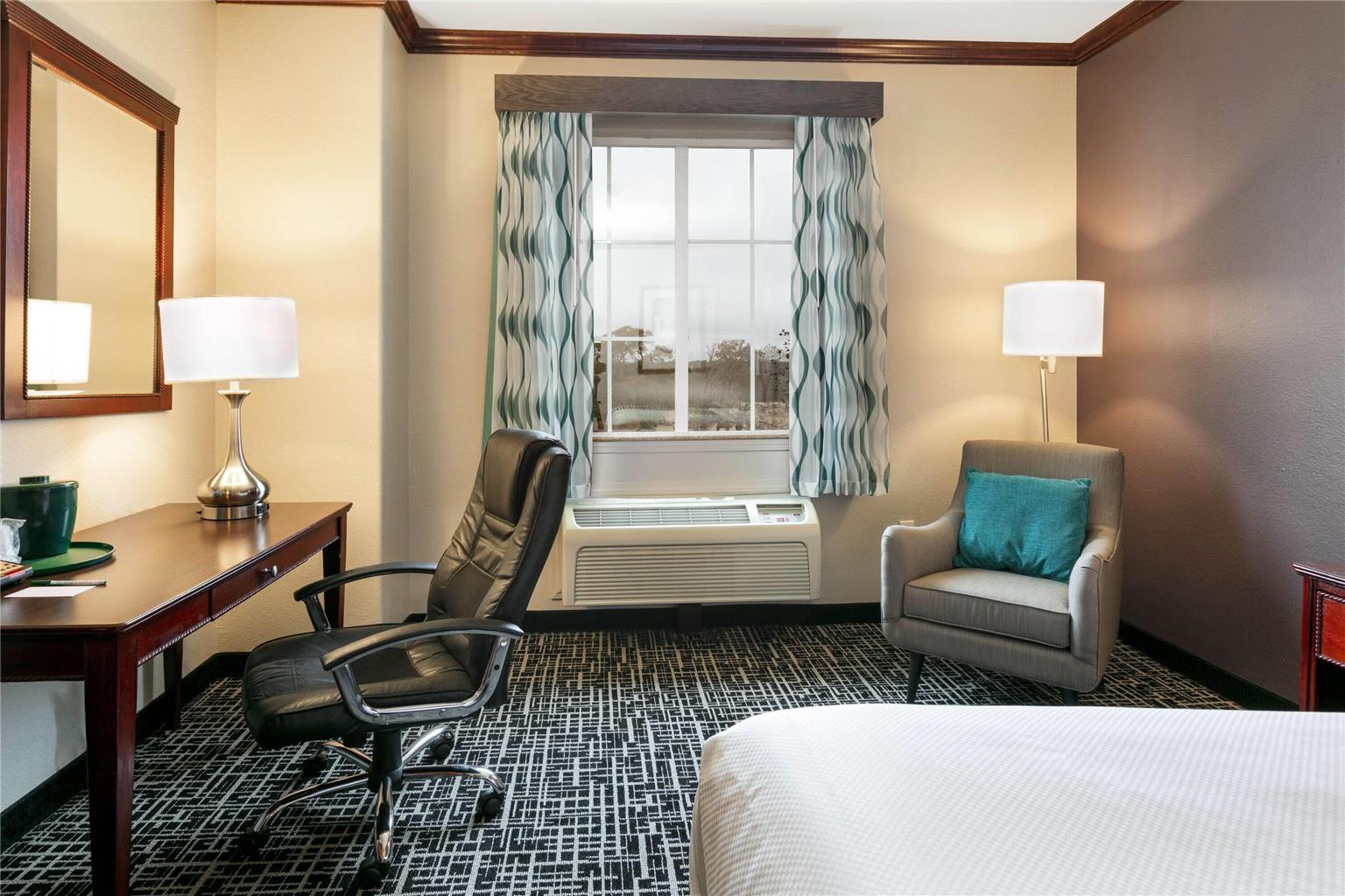 La Quinta Inn & Suites by Wyndham Lindale - photo 15