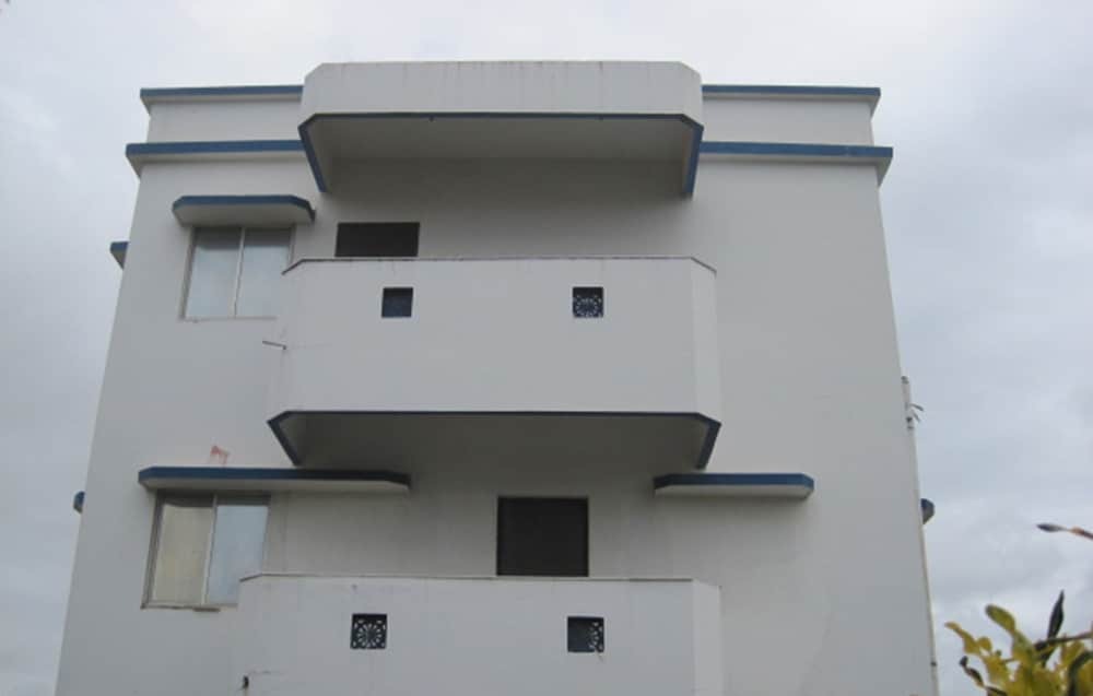 Goroomgo Arya Palace CT Road Near Sea Beach Puri in Puri, India