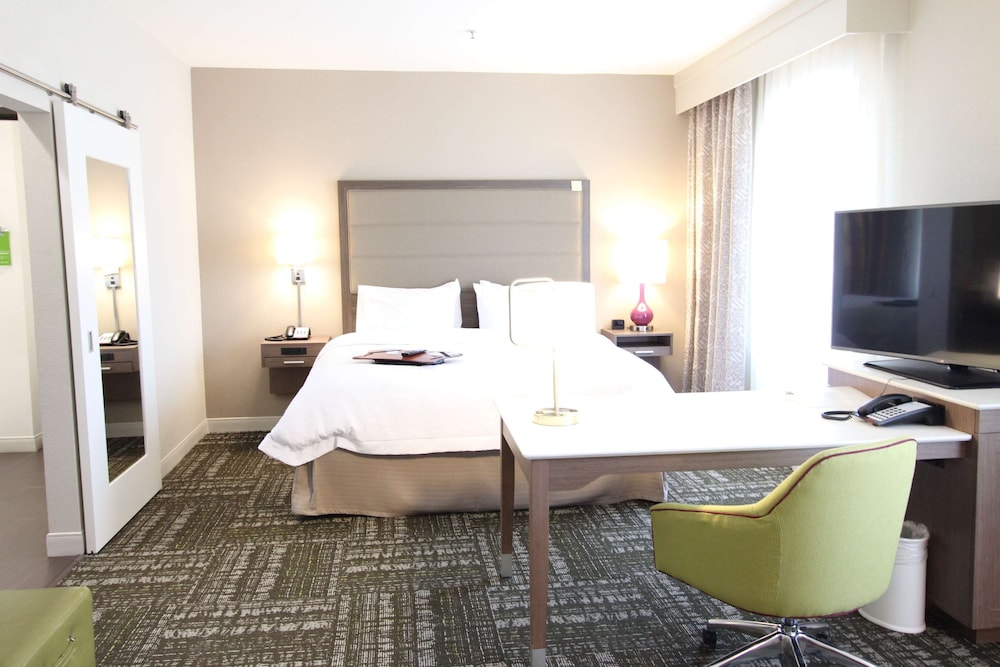 Hampton Inn & Suites Dallas Market Center - photo 17