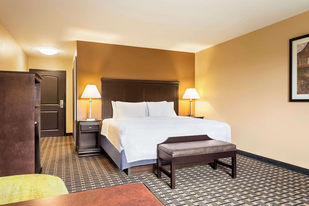 Hampton Inn and Suites Pine Bluff - photo 10