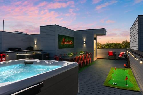 The Americana Abode Rooftop Hot Tub Game Room — 4-Star Luxury Hotel in Nashville, United States