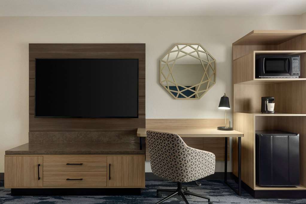 La Quinta Inn & Suites by Wyndham Austin Southwest - photo 20