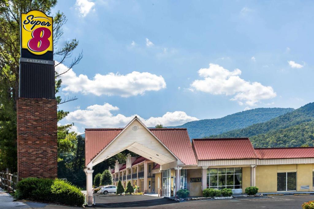 Super 8 by Wyndham Caryville TN — hotel in Caryville