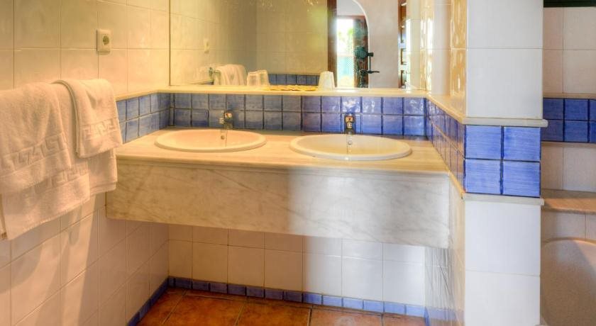 Apartamentos El Roqueo — 4-Star Luxury Hotel in Conil De La Frontera, Spain