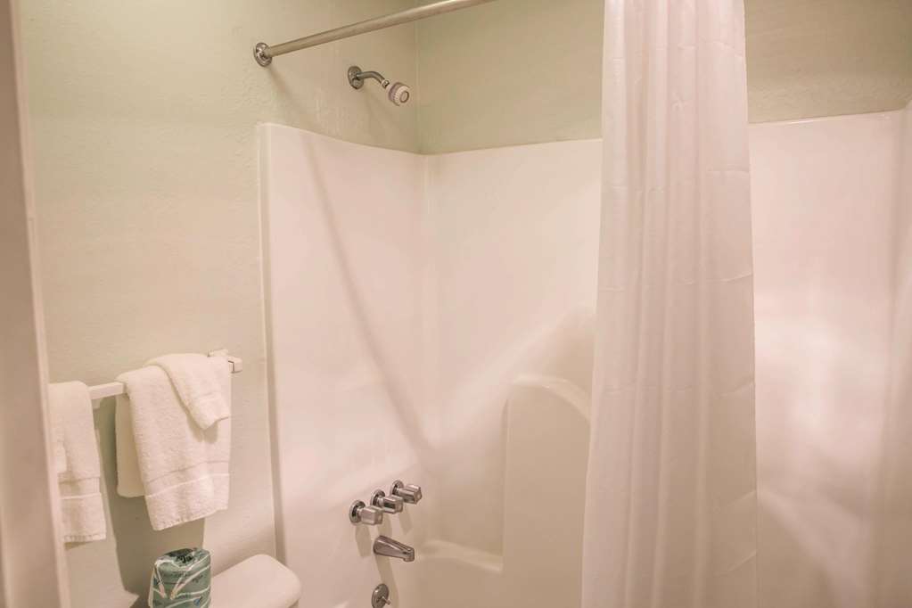 Econo Lodge Crystal Coast - photo 16