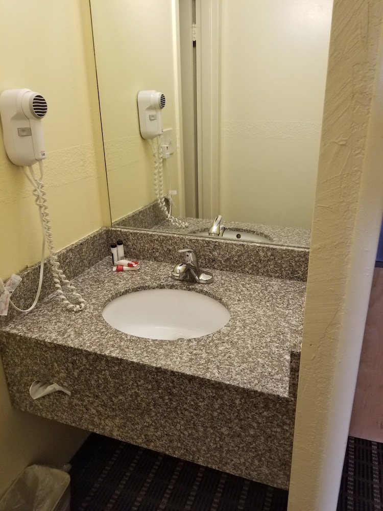 Travelodge by Wyndham Lansing IL - photo 10