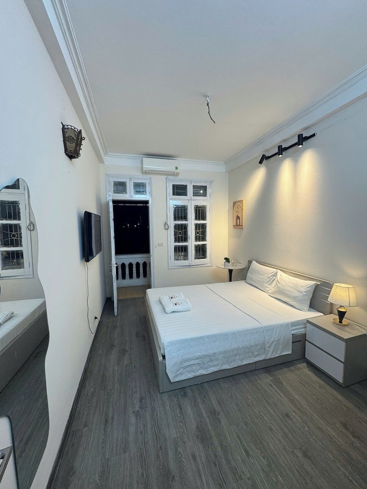 Sun Westlake View And Balcony Homestay 22313728 — Tay Ho